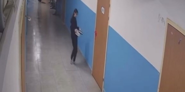 Paspas yapılan alanı kirletmemek için ayakkabılarını çıkarttı