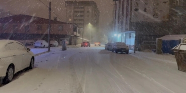 Patnos’ta kar yağışı ulaşımı aksattı, tırlar yolda kaldı