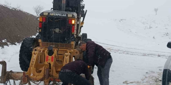 Pervari’de grup köy yolu kardan kapandı