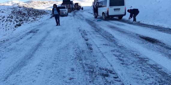 Pervari’de yolcu minibüsü yan yattı