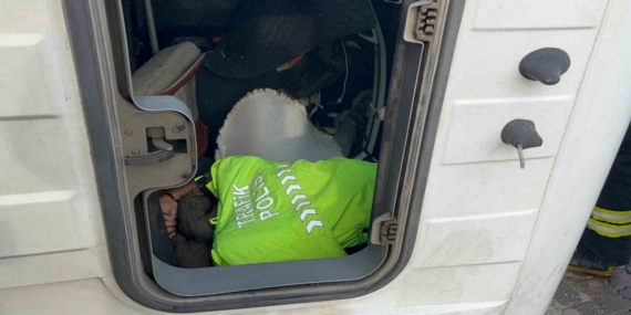 Polis üniformasını çıkarıp yaralının üzerini örttü