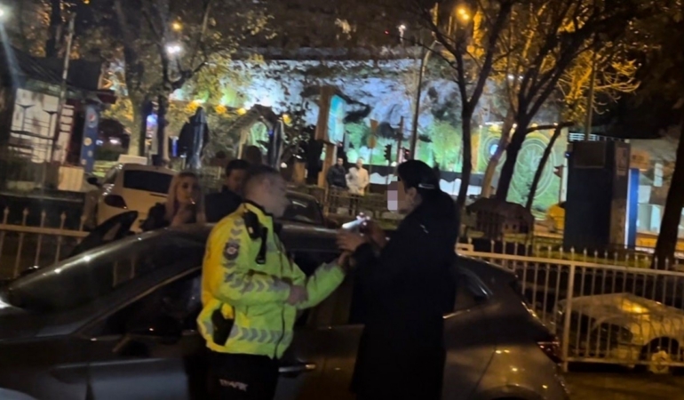 Polislerin sabır sınavı: 1.96 promil alkollü sürücü uygulama noktasını birbirine kattı, polislere hakaret etti