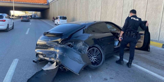 Porsche otomobil önce bir araca sonra alt geçit duvarına çarptı: 1 yaralı