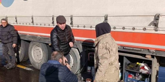 Posof Belediyesi’nden yolda kalan tır şoförlerine sıcak çorba