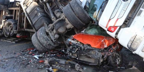 Posof’ta buzda kayan iki tır ve bir otomobil birbirine girdi: 1 yaralı