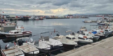 Poyraz küçük tekne balıkçılarını limana bağladı, ağlar tamire alındı