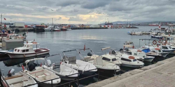 Poyraz küçük tekne balıkçılarını limana bağladı, ağlar tamire alındı