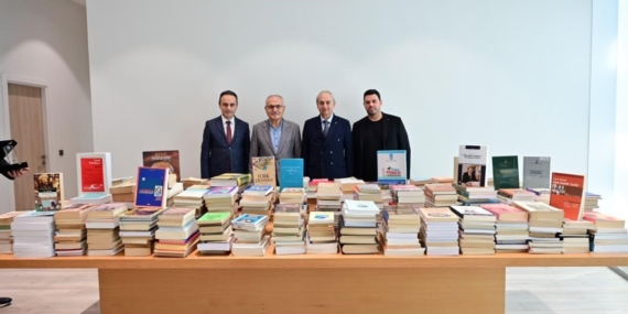 Prof. Dr. Fahrettin Tızlak’tan Antalya Kütüphanesi’ne 2000 kitaplık değerli bağış