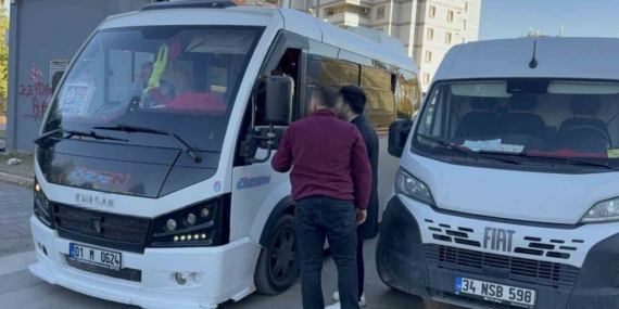 PTT kargo aracı ile dolmuş şoförünün trafik tartışması darpla bitti