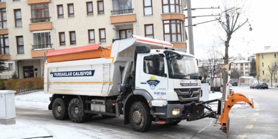 Pursaklar’da kar yağışıyla birlikte tüm ekipler sahada