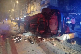 Refüje çarpıp takla atan otomobil karşı şeride geçti: 2 yaralı