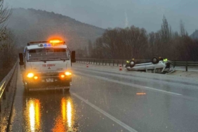Refüje devrilen otomobil sürücüsü yaralandı