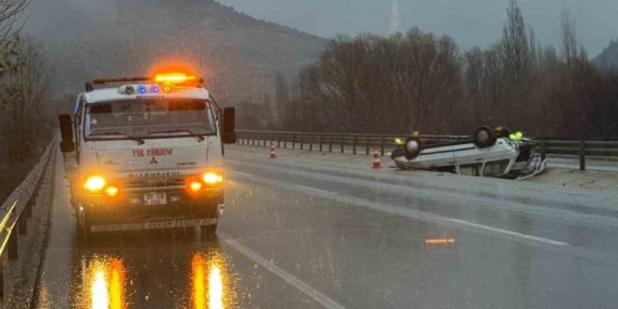 Refüje devrilen otomobil sürücüsü yaralandı