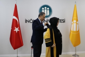 Rektör Akpolat unvanda yükselen akademisyenlere cübbelerini giydirdi