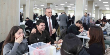 Rektör Prof. Dr. Altun, öğrenciler ile yemek yedi