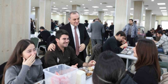 Rektör Prof. Dr. Altun, öğrenciler ile yemek yedi