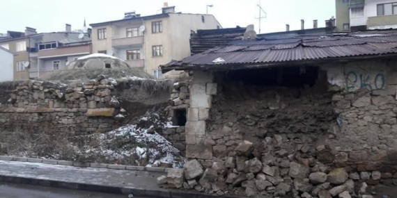 Restorasyon kapsamına alınması planlanan tarihi Galer Hamamı yıkılıyor