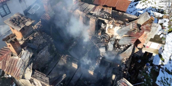 Rize’de bir evde çıkan yangın 2 eve daha sıçradıktan sonra söndürüldü