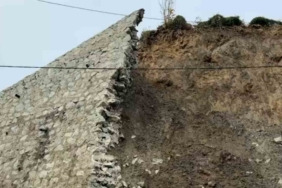 Rize’de istinat duvarı çöktü