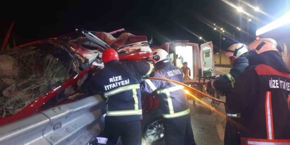 Rize’de otomobil bariyerlere çarptı: 1 ölü, 1 yaralı