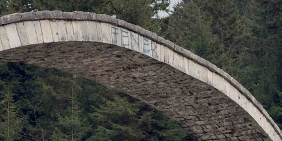 Rize’de tarihi kemer köprüye sprey boya ile zarar verildi
