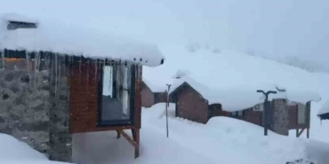 Rize’de yüksek tepeler beyaza büründü