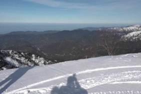 Rize’nin denizi gören zirvesinde kar keyfi