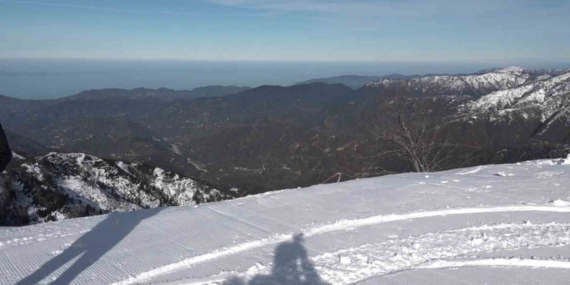 Rize’nin denizi gören zirvesinde kar keyfi
