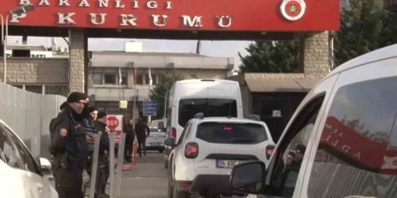 Sadettin Saran, saç ve kan örneği vermek üzere Adli Tıp Kurumuna getirildi