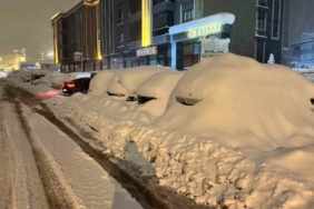 Safranbolu’da araçlar kar altında adeta kayboldu