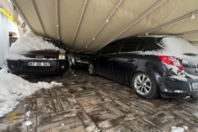 Safranbolu’da kar ağırlığı garajı çökertti: 3 araç zarar gördü