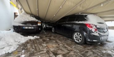 Safranbolu’da kar ağırlığı garajı çökertti: 3 araç zarar gördü