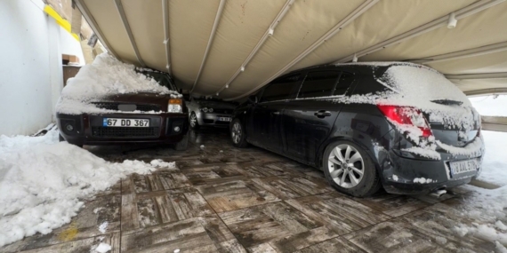 Safranbolu’da kar ağırlığı garajı çökertti: 3 araç zarar gördü