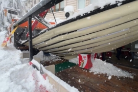 Safranbolu’da kar nedeniyle çatı ve tenteneler çöktü