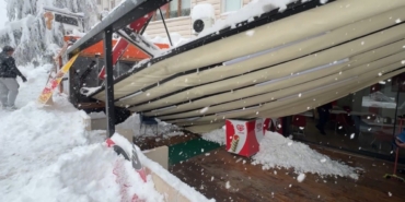 Safranbolu’da kar nedeniyle çatı ve tenteneler çöktü