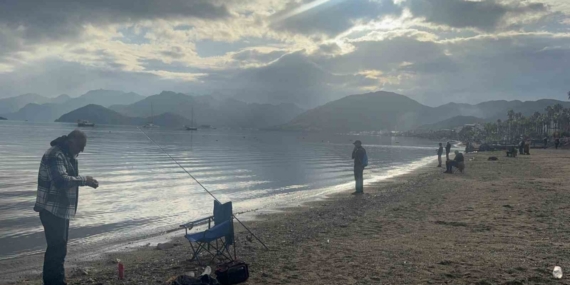 Sağanak sonrası güneş yüzleri güldürdü, Marmaris sahilleri doldu