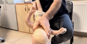 Sağlık personelinin telefonda yönlendirdiği anne 1 aylık bebeğin hayatı  kurtardı