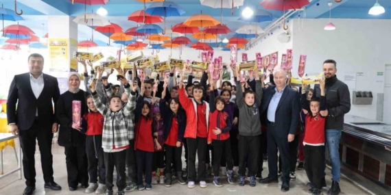 Sağlıkçılar, yatılı bölge okulu öğrencilerinin gönlüne dokundu