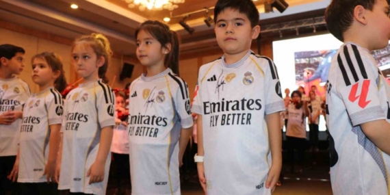 Sahne minik Arda Güler’lerle doldu: Güler ailesi göz yaşlarını tutamadı