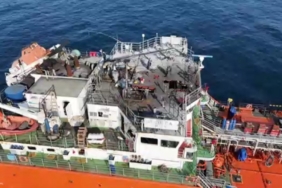 Saldırıya uğrayan MIDVOLGA-2 isimli geminin Sinop’taki tamir çalışmaları sürüyor