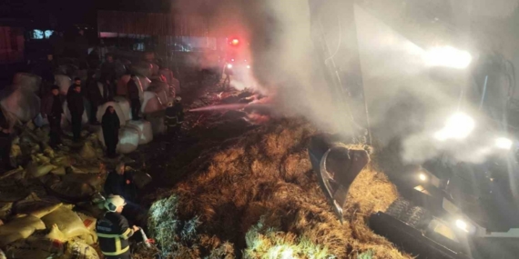 Samanlıkta çıkan yangın bitişikteki ağıla sıçramadan söndürüldü