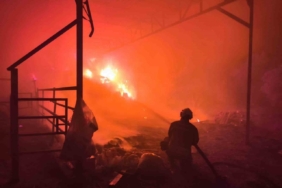 Samanlıktan yükselen alevler, besihaneye ulaşmadan kontrol altına alındı