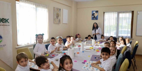SAMEK atölyelerinde minikler seramikle, gençler tezhiple tanıştı