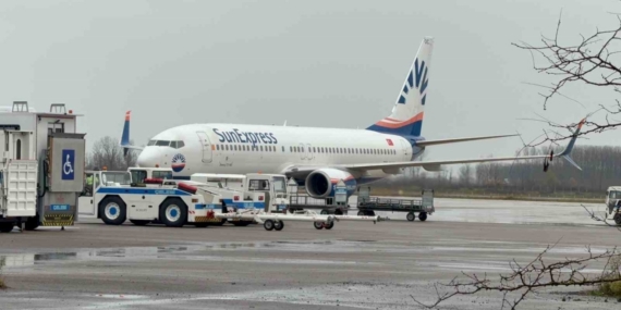 Samsun’da martı sürüsüne çarpan yolcu uçağı, kontrollerin ardından havalandı