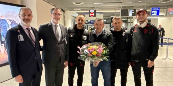 Samsunspor, Almanya’da çiçeklerle karşılandı