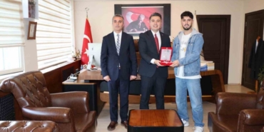 Sanatıyla Karacasu’ya değer katan öğrenci plaketle onurlandırıldı