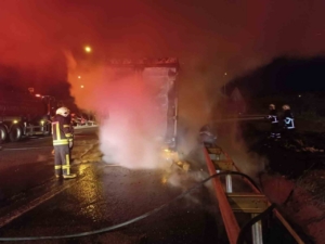 Şanlıurfa’da beyaz eşya yüklü tır alev alev yandı