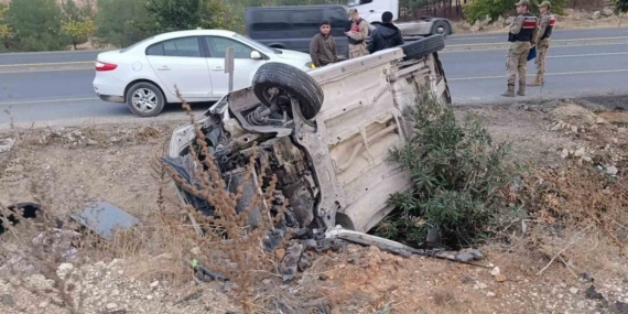 Şanlıurfa’da hafif ticari araç devrildi: Baba ve oğlu yaralandı