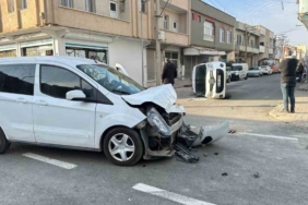 Şanlıurfa’da iki ticari araç çarpıştı, biri ters döndü