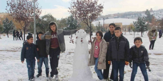 Şanlıurfa’da yıllar sonra kar sevinci: Çocuklar kartopu oynadı, yetişkinler halay çekti